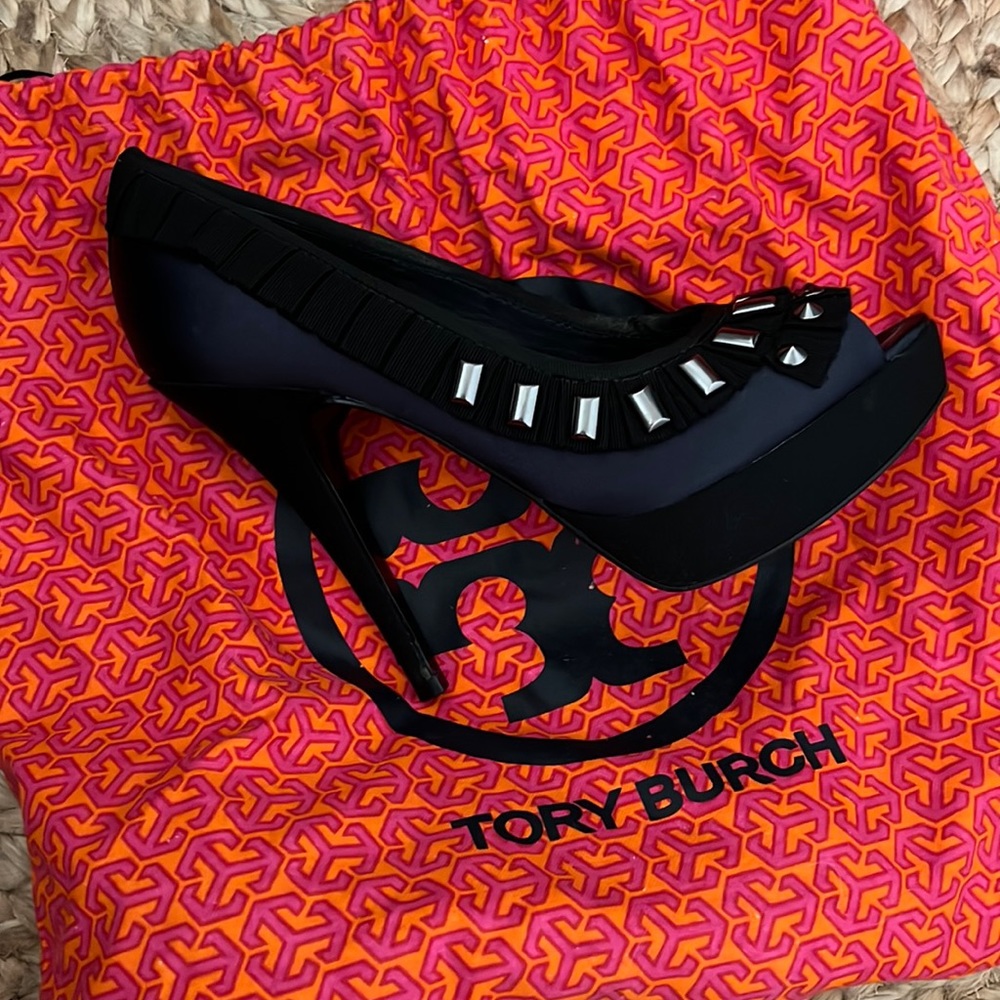 Tory Burch size 6.5 pumps. Great condition.